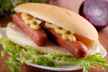 panino con wurstel e senape - hot dogs