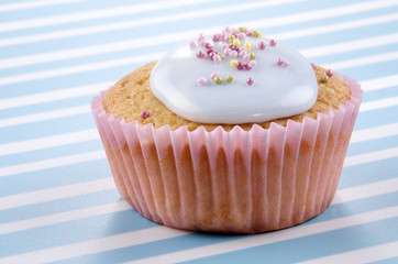 cupcake mit hellblauem zuckerguss