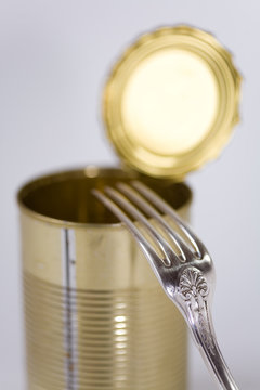 bo&icirc;te de conserve vide et fourchette en argent