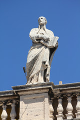 Fototapeta na wymiar Ignacy Loyola posąg w Vatican kolumnadą