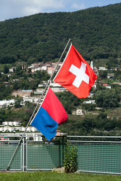 Schweizer und Tessiner Flagge