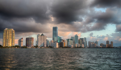 Naklejka premium Dawn view of Miami Skyline
