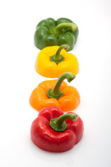 frische Paprika in Scheiben mit Tropfen isoliert auf weiß