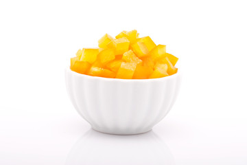 frische gelbe Paprika isoliert freigestellt weisser Hintergrund