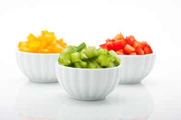frische bunte Paprika isoliert freigestellt weisser Hintergrund
