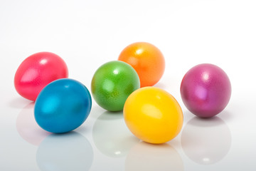 bunte farbige Ostereier auf weissem Hintergrund