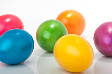 bunte farbige Ostereier auf weissem Hintergrund