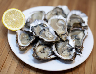 assiette d'huitres et rondelle de citron