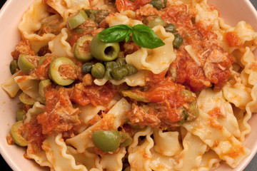 Reginette con sugo di pomodoro, capperi, olive verdi e tonno