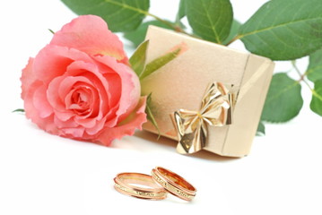 wedding rings and rose