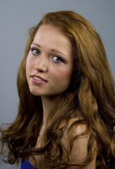 junge Frau mit roten Haaren