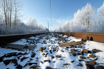 szyny kolejowe w zimie, żabia perspektywa