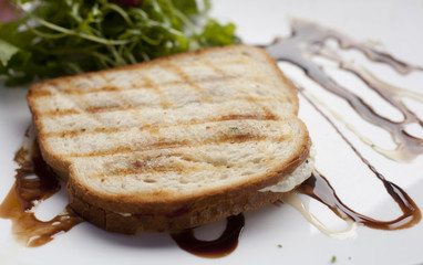 croque monsieur et sa garniture