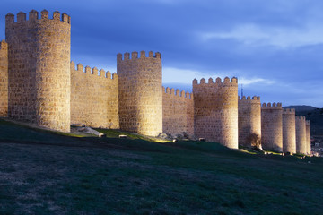 Fototapeta na wymiar Ściany Avila w nocy. Hiszpania