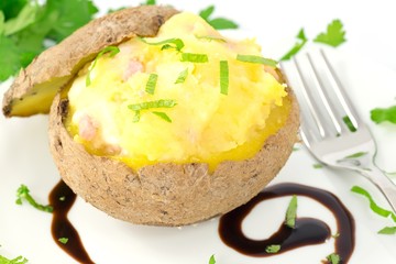 patata al forno ripiena con prosciutto e mozzarella