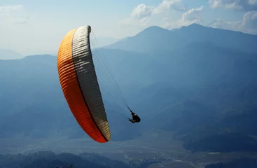 Papier Peint photo Lavable Népal paragliding in the Himalayas