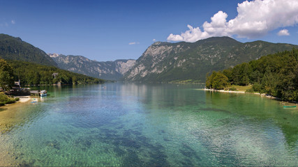 Fototapeta na wymiar Jezioro Bohinj w lecie