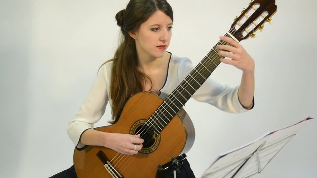 guitarr tocando instrumento