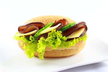 Baguettebrötchen mit Veggie-Wurst und Käse