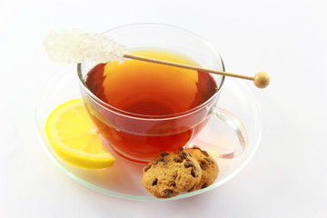 Schwarzer Tee mit Zitrone und Kandis weiss