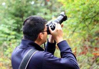 Fototapeta na wymiar shooting fotograf w lesie