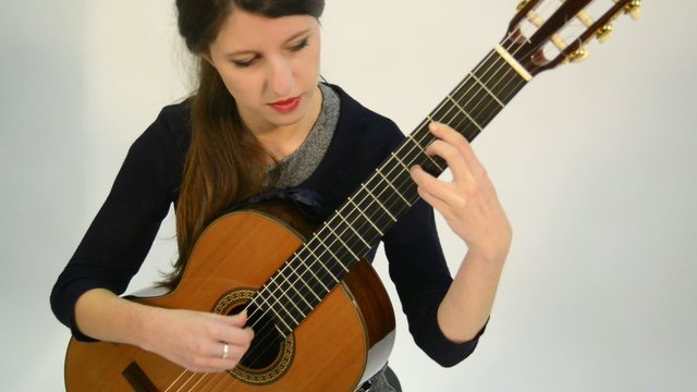 guitarr tocando instrumento