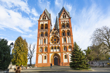 Fototapeta na wymiar gotycka kopuła w Limburg, Niemcy w pięknych kolorach