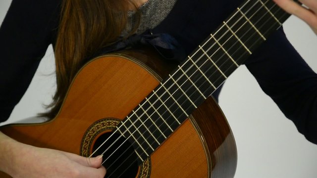 guitarr tocando instrumento