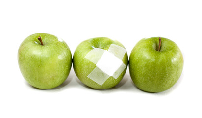 trois pommes vertes