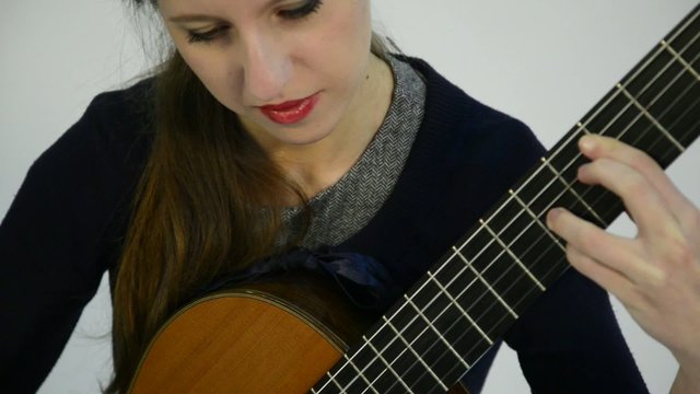 guitarr tocando instrumento