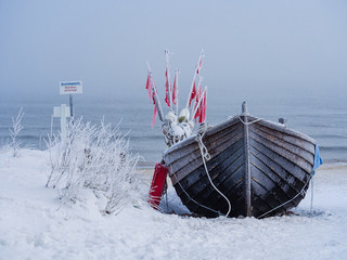 Ein Fischerboot auf der Insel Usedom im Winter. - obrazy, fototapety, plakaty