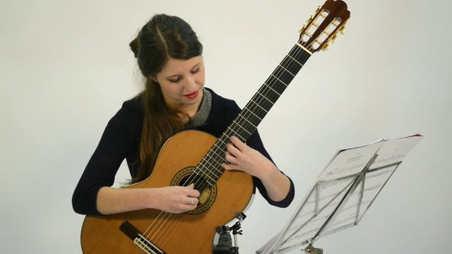 guitarr tocando instrumento