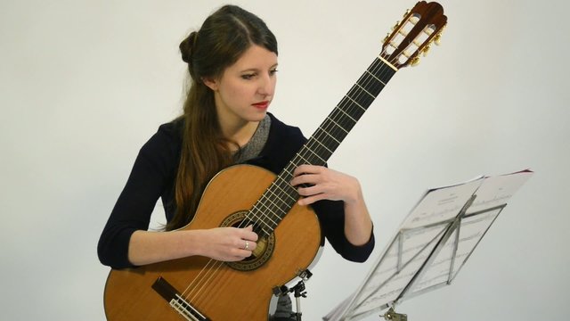 guitarr tocando instrumento