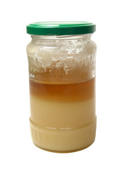 Банка с поддельным медом на белом фоне