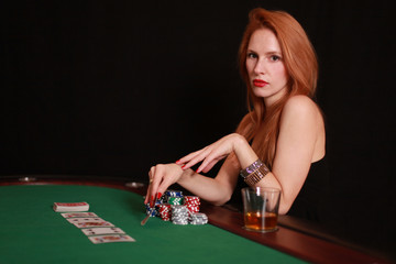 Frau am Pokertisch
