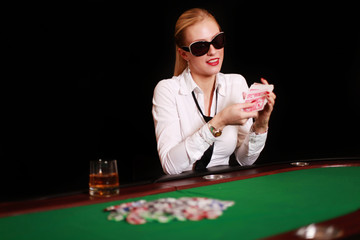 Frau mit Sonnenbrille spielt Poker