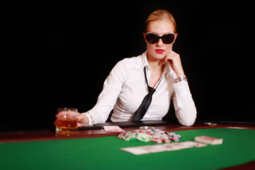 Attraktive blonde Frau am Pokertisch