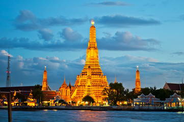 Naklejka premium View of Wat Arun during sunset