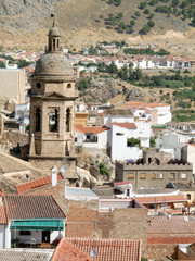 Fototapeta na wymiar Hiszpański wieżę kościoła i dachy w Loja