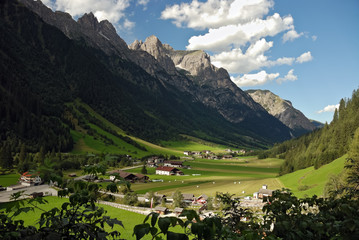 Tal mit Dorf in Tirol © Ewald Fröch