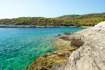 Fototapeta na wymiar piękna plaża skalista w Chorwacji