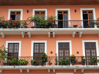 Fototapeta na wymiar Colonial balkon dom z kwiatów i roślin