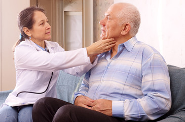 Obraz premium mature doctor examining senior patient