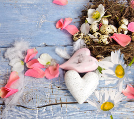 Fröhliche Ostern: Zarte Deko mit Herzen, Blumen und Eiern