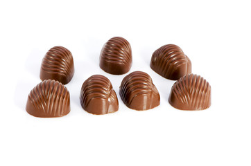 escargots au chocolat au lait sur fond blanc