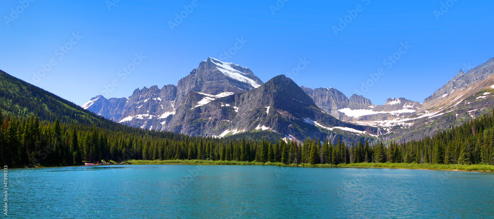 Wall mural panoramic view of swift current lake in glacier national park