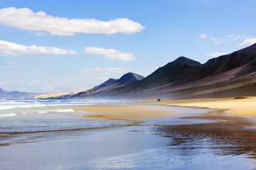 Wandern am Strand von Cofete, Fuerteventura - obrazy, fototapety, plakaty