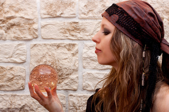 Seitenansicht einer Wahrsagerin mit Kugel