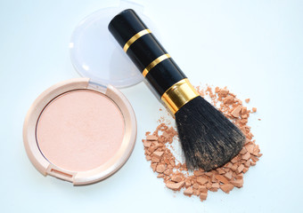 Пудра с кисточкой