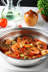 Pan with shrimp and tomato